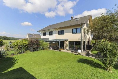 Modernes Einfamilienhaus mit Garten, Garage und Carport in Gem. Wörthsee