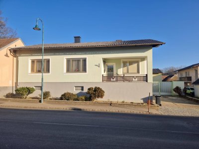 LIEBEVOLLES LANDHAUS MIT GESCHLOSSENEM INNENHOF, MASCHINENHALLE, WERKSTATT, GROSSER GARAGE UND GEPFLEGTEM GARTEN SAMT MÖGLICHKEIT FÜR EINE ZWEITE BAUPARZELLE