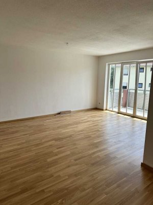 Helle 2 Zimmer -Wohnung in oberster Etage mit Balkon, EBK und Stellplatz in Regensburg Ost