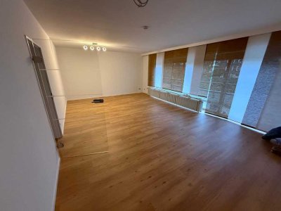 Freundliche 2-Zimmer-Wohnung mit Balkon und Einbauküche in Mönchengladbach