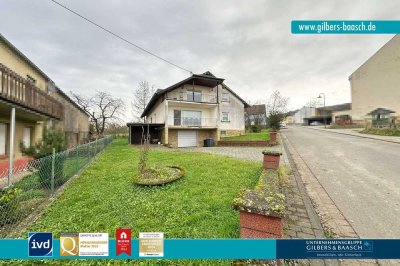 Igel-Liersberg: Großes Zweifamilienhaus mit Balkon, Carport und Garage