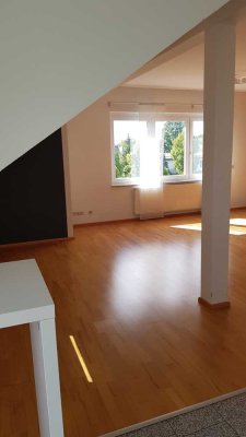 Freundliche 3,5-Zimmer-DG-Wohnung mit gehobener Innenausstattung mit EBK in Tuningen