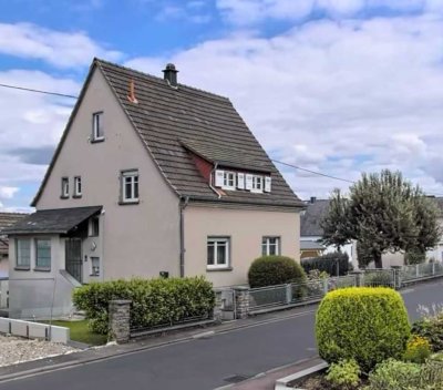 Schönes Haus mit Nebengebäude u. großem Grundstück in Nentershausen, WW zu vermieten