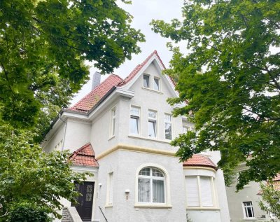 Traumhaft Wohnen in einer Stadtvilla, Maisonette mit Loggia und Gartenmitbenutzung!