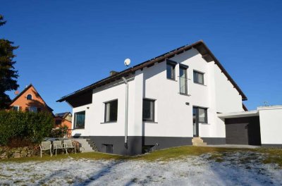 Modernisiertes Einfamilienhaus mit Terrasse und Garage in Aussichtslage