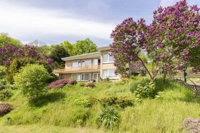 Herrlicher Seeblick: großzügiges und modernes Einfamilienhaus mit Einliegerwohnung  und Nebengebäude