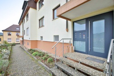 Schöne und modernisierte 1-Raum-Erdgeschosswohnung mit Balkon und EBK in Keltern