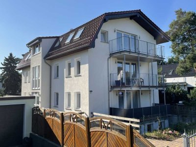 Dachgeschosswohnung mit Einbauküche und Balkon - Mehrfamilienhaus im Grünen