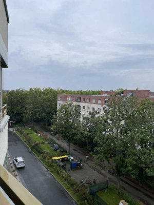 Sehr schöne, sonnige 2-Zimmer Wohnung mit weitreichendem freien Blick über den Dächer von Berlin