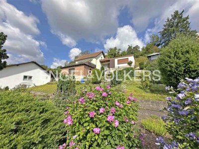 Gepflegtes Einfamilienhaus mit Anpassungsmöglichkeiten in Aussichtslage der Stadt