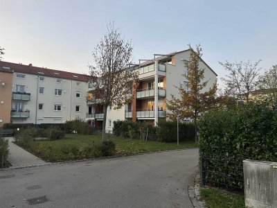 Neuwertige 3 ZKB mit Terrasse, Garten und EBK in ruhiger Lage von Göggingen