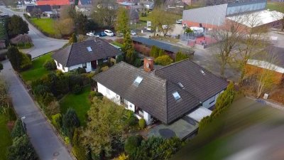 Großzügiger Walmdach-Bungalow mit Einliegerwohnung in bevorzugter Wohnlage in Albersdorf