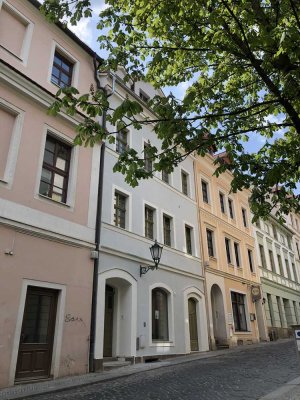 Modern saniert in Löbau: gehobene Ausstattung im 1. Obergeschoss mit großem Balkon !