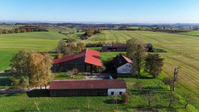 Landwirtschaftliche Hoffläche mit landwirtschaftlichen Grundstücken