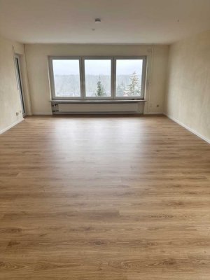 Schöne und modernisierte 4-Zimmer-Wohnung  mit Balkon und EBK in Elchingen