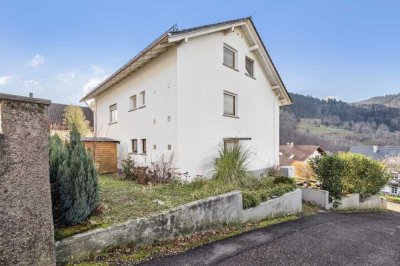 Charmantes Dreifamilienhaus mit großzügigem Platzangebot, Garagen und energieeffizienter Ausstattung