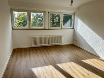 SONNIGE 3-ZIMMER-WOHNUNG IM DACHGESCHOSS (KEIN BALKON)