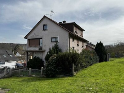 Renovierungsbedürftiges Dreifamilienhaus in begehrter Hanglage