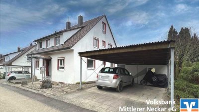 Kernsanierte Dachgeschosswohnung mit Carport und Gartenanteil. Sofort frei.