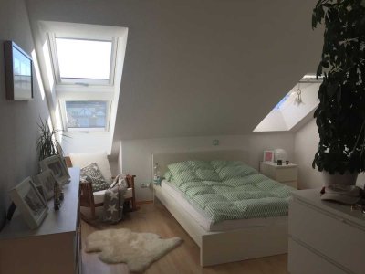 Schöne, gepflegte 2-Zimmer-DG-Wohnung mit EBK und weiteren Features in Solingen