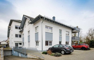 Erschwingliche, geräumige und neuwertige 3-Raum-Wohnung mit EBK und Balkon in Rodgau