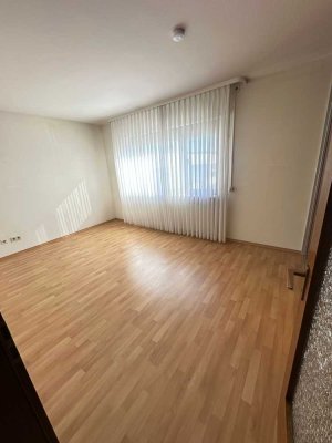 Geräumige, gepflegte 5-Zimmer-Wohnung mit geh. Innenausstattung mit Balkon und EBK