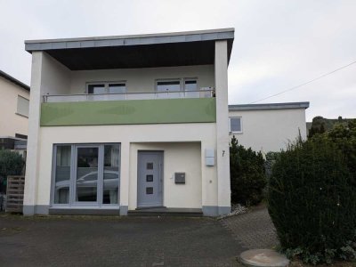 Moderne helle Dreizimmerwohnung im EG mit Terrasse