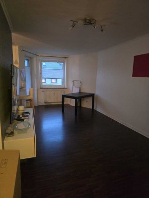 GEMÜTLICHE MIETWOHNUNG MIT 2 ZIMMERN UND PKW-STELLPLATZ CA. 60 M² WHFL. 1. OG LINKS