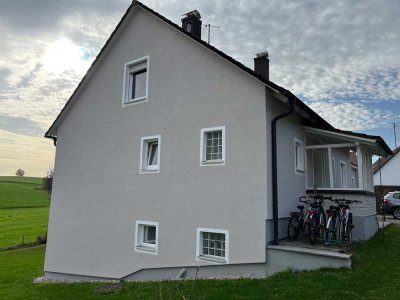 von PRIVAT!! Traumhaft ruhige 2-Zi.-Whg. in 3-Fam.-Haus, idyllische Ortsrandlage mit Balkon