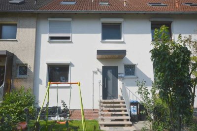 Kernsaniertes Reihenmittelhaus mit großer überdachter Terrasse, Balkon und Garage in Engelbostel