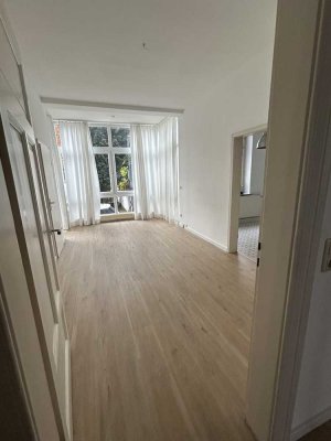 Ansprechende und renovierte 3-Zimmer-Hochparterre-Wohnung mit Balkon und EBK in Hameln