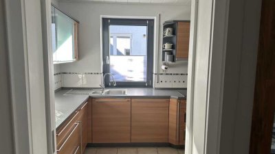 Freundliche und gepflegte 4-Raum-Wohnung mit geh. Innenausstattung mit Balkon und EBK