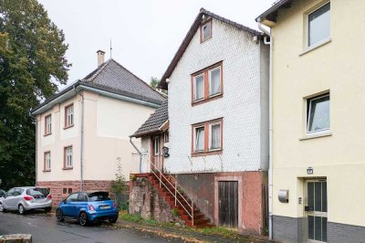 Machen Sie es zu Ihrem Projekt – kleines Haus mit großem Garten wartet auf ambitionierte Bauherren!