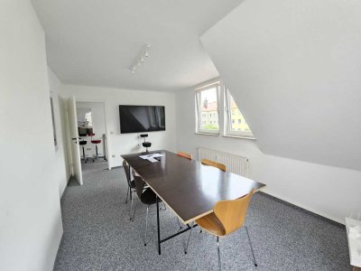 Schöne helle 2,5 Zimmer Wohnung mit kleiner Küche