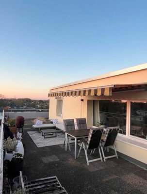 Schöne 3 Zimmer Wohnung mit umlaufender Dachterrasse