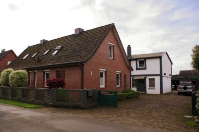 Sehr gepflegtes Doppelhaus mit großem Nebengebäude in ruhiger Lage