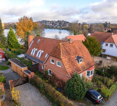 Großzügiges Haus mit Seezugang in ruhiger Lage von Plön