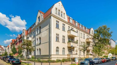 Modernisierte Altbauwohnung in historischer Umgebung: 2 Zimmer, Balkon, Loggia und EBK inklusive