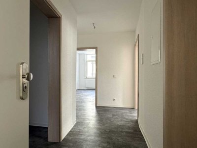 Erstbezug nach Sanierung: Stilvolle Altbauwohnung mit Balkon im Herzen von Auerbach