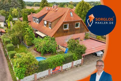 Stilvolle Doppelhaushälfte mit Pool und Carport