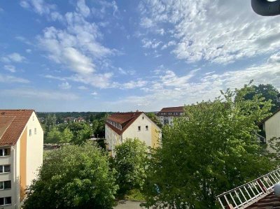 moderne frisch sanierte DG-Wohnung mit EBK + Stellplatz in Reichenbrand mieten