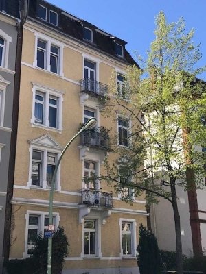 Kernsanierte 4-Zimmer-ALTBAU-Wohnung, TOP Lage in Bockenheim