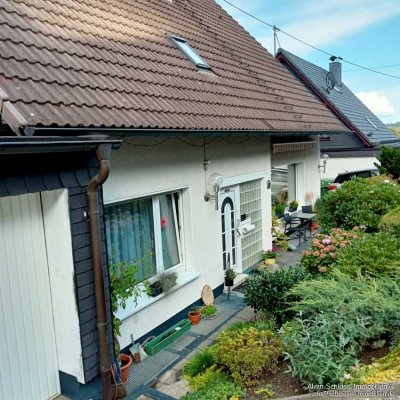 Mehrgenerationenhaus mit großzügigem Garten und Garage und Stellplatz