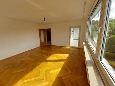4-Zimmer-Wohnung mit hochwertiger EBK, modernisiertem Bad und großer Loggia in Wuppertals Südstadt.