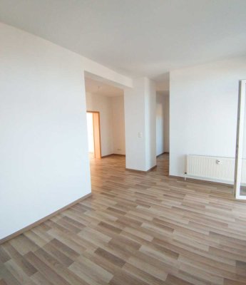 +++SCHICKE 2R.-WHG.+BALKON+MODERNES BAD+GROSSE WOHNKÜCHE+++