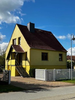 Einfamilienhaus mit Terrasse, Kamin, Doppelgarage und kleinem Bungalow