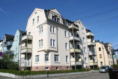 Single-Wohnung mit Einbauküche und Balkon !