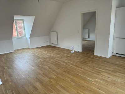 Geschmackvolle 3-Zimmer-Dachgeschosswohnung mit gehobener Innenausstattung mit Einbauküche in Nauen