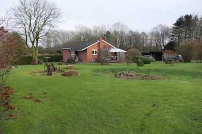 Hemmoor/Cuxhaven: Gepflegtes Landhaus auf ca. 1,6 ha in zentraler u.ruhiger Lage + Bauplatz