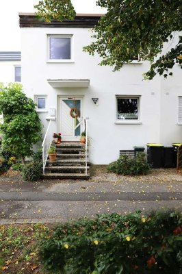 Charmantes Reihenmittelhaus in Nürnberg-Großgründlach: Einbauküche, Garage, ruhige Lage.